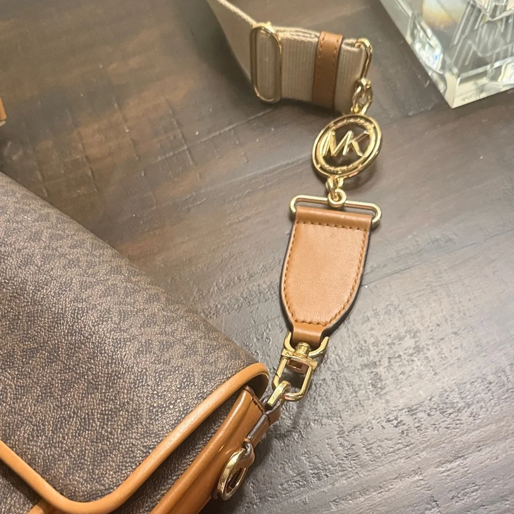 Michael Kors Bradshaw Brown Crossbody Bag - Picture 8 of 10